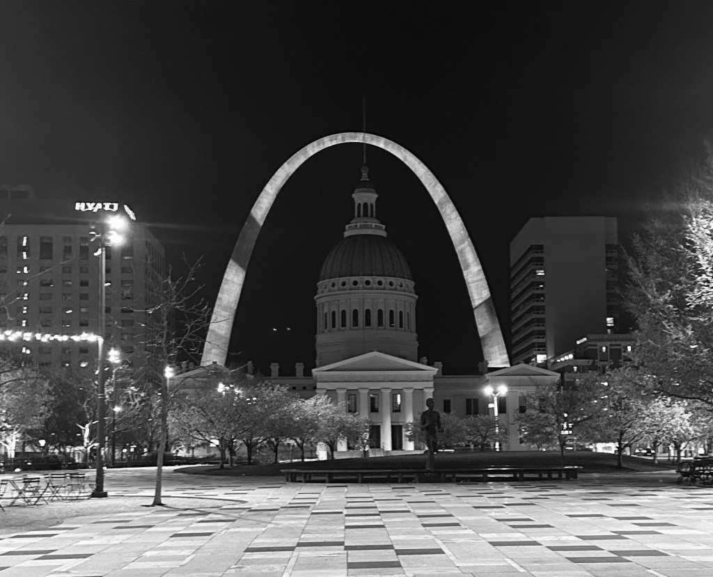 Black and white photo of St. Louis Arch